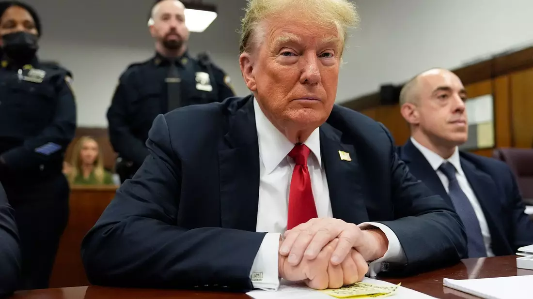 Trump versucht die Anschuldigungen in einen persönlichen Vorteil umzumünzen und seine Anhängerschaft zu mobilisieren, indem er sich als Opfer einer politisch motivierten Justiz inszeniert. - Bild: Julia Nikhinson/POOL AP/AP/dpa