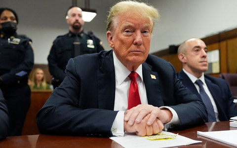 Trump versucht die Anschuldigungen in einen persönlichen Vorteil umzumĂŒnzen und seine AnhĂ€ngerschaft zu mobilisieren, indem er sich als Opfer einer politisch motivierten Justiz inszeniert. - Foto: Julia Nikhinson/POOL AP/AP/dpa Trump versucht die Anschuldigungen in einen persönlichen Vorteil umzumĂŒnzen und seine AnhĂ€ngerschaft zu mobilisieren, indem er sich als Opfer einer politisch motivierten Justiz inszeniert. - Foto: Julia Nikhinson/POOL AP/AP/dpa