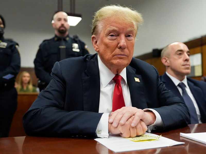 Trump versucht die Anschuldigungen in einen persönlichen Vorteil umzumünzen und seine Anhängerschaft zu mobilisieren, indem er sich als Opfer einer politisch motivierten Justiz inszeniert. - Foto: Julia Nikhinson/POOL AP/AP/dpa