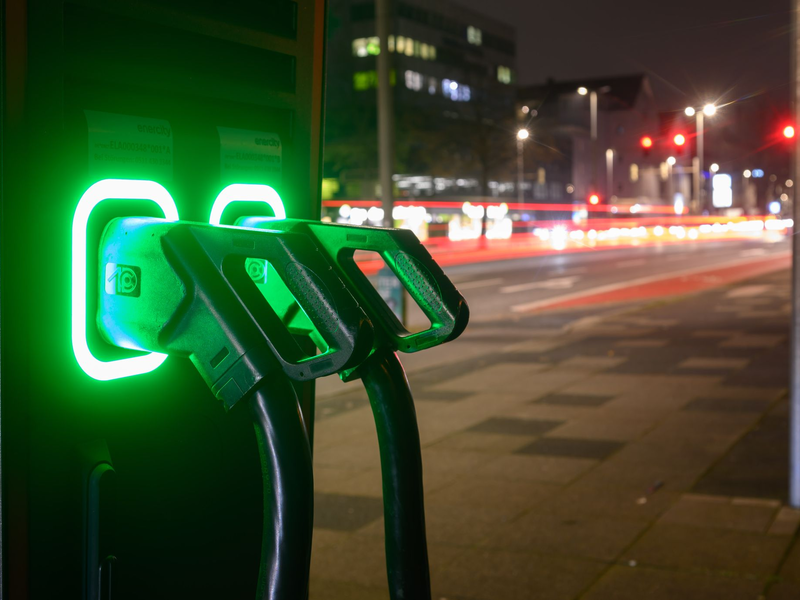 Im Gesetzentwurf heißt es, der Ausbau von Schnellladeinfrastruktur an Tankstellen habe bereits begonnen. - Foto: Julian Stratenschulte/dpa