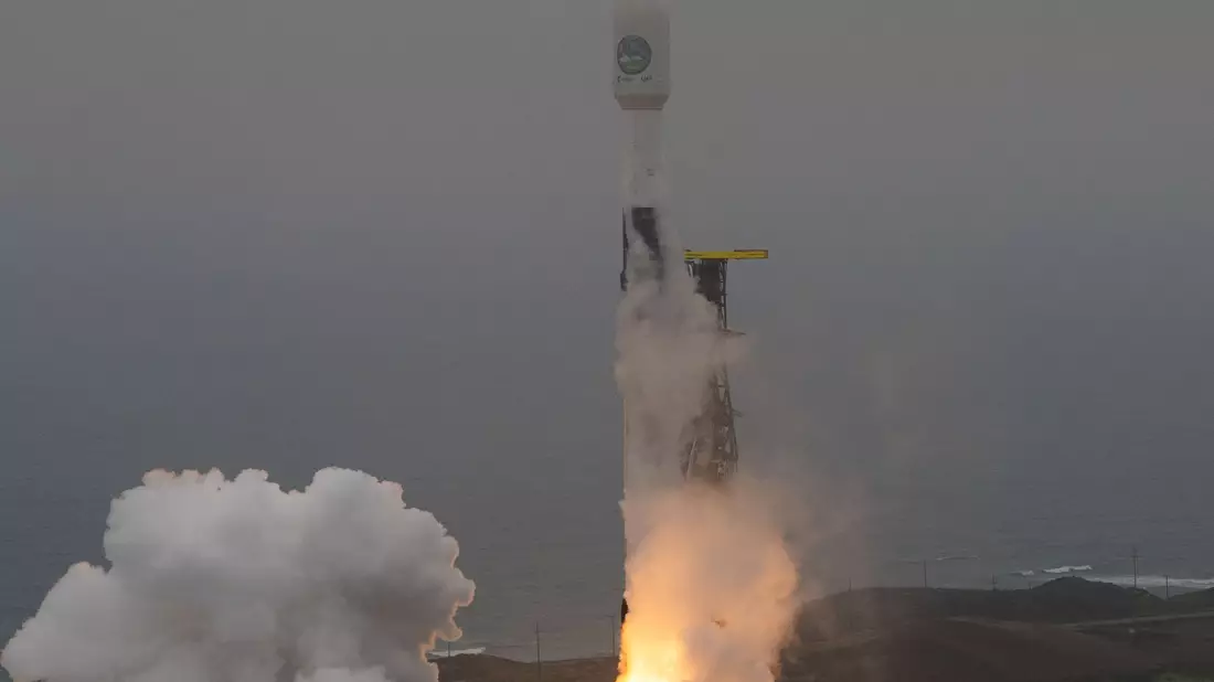 Eine Falcon-9-Rakete des US-Raumfahrtkonzerns SpaceX hebt mit dem Erdbeobachtungssatelliten «Earthcare» an Bord  ab. - Bild: S. Corvaja/esa/dpa