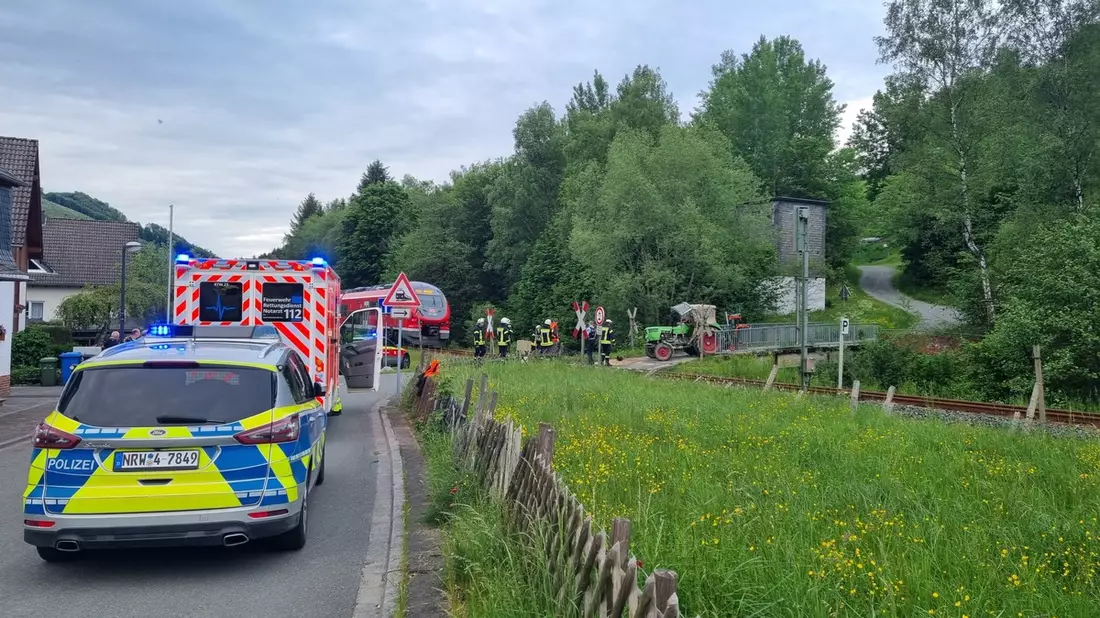 FF Olsberg: Traktor von Zug erfasst - Bild: presseportal.de