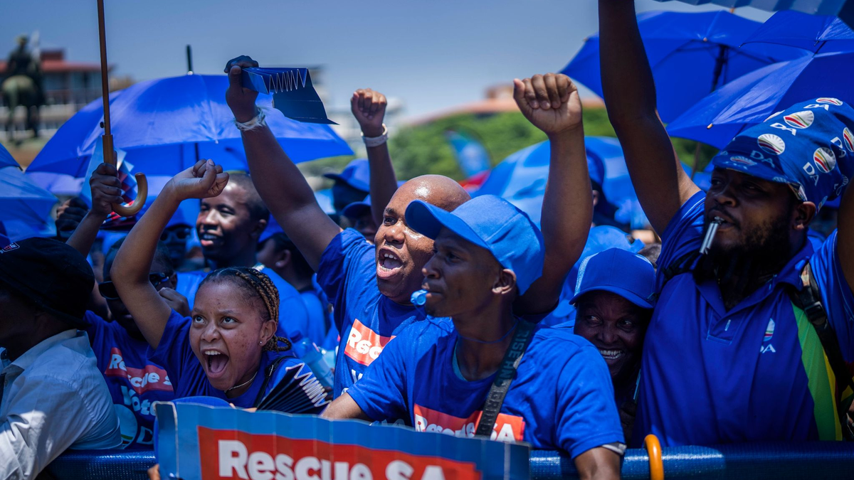 Anhänger der südafrikanischen Oppositionspartei Democratic Alliance (DA) versammeln sich zur Vorstellung ihres nationalen Wahlprogramms im Vorfeld der Parlamentswahlen 2024. - Foto: Jerome Delay/AP/dpa