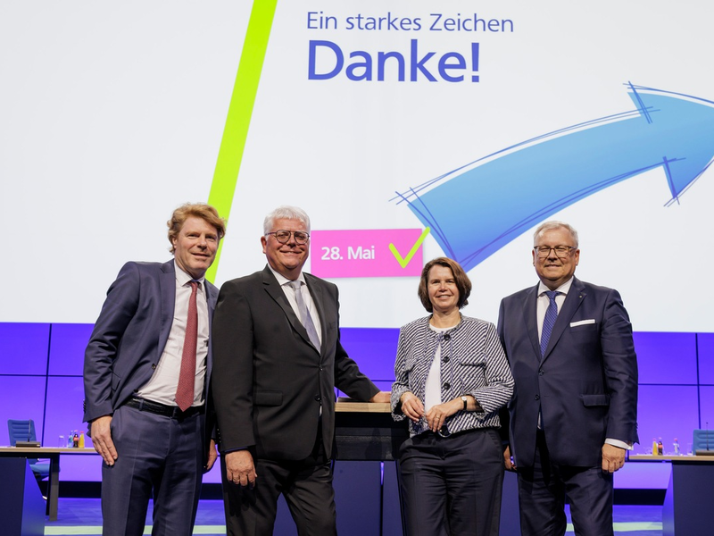 Vertreter stimmen Fusion mit Raiffeisen-Volksbank Aschaffenburg einstimmig zu - Foto: presseportal.de