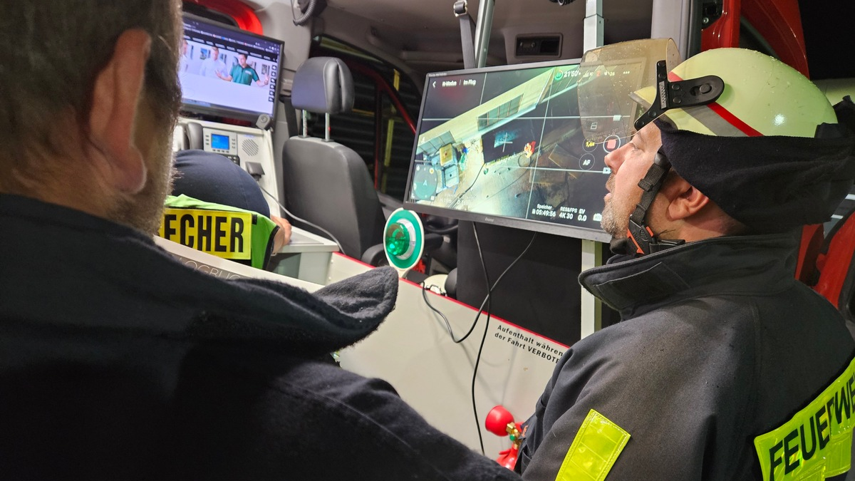 FW Datteln: Chemieeinsatz nach Brand auf Betriebsgelände - Foto: presseportal.de