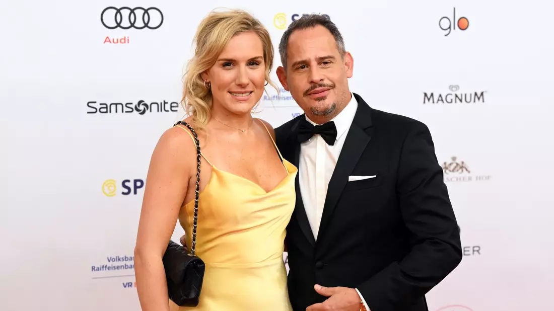 Der Schauspieler Moritz Bleibtreu und seine Frau Saskia de Tschaschell beim 48. Deutschen Filmball. - Bild: Felix Hörhager/dpa