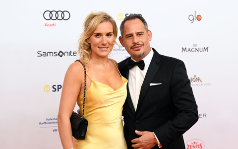 Der Schauspieler Moritz Bleibtreu und seine Frau Saskia de Tschaschell beim 48. Deutschen Filmball. - Foto: Felix Hörhager/dpa