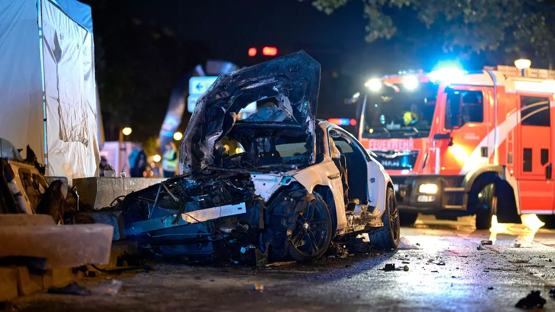 Das Wrack des Unfallfahrzeugs in Berlin-Charlottenburg. - Bild: Michael Ukas/dpa