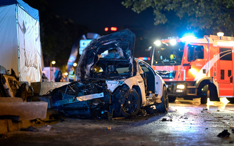 Das Wrack des Unfallfahrzeugs in Berlin-Charlottenburg. - Foto: Michael Ukas/dpa