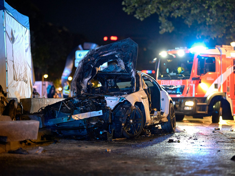 Das Wrack des Unfallfahrzeugs in Berlin-Charlottenburg. - Foto: Michael Ukas/dpa