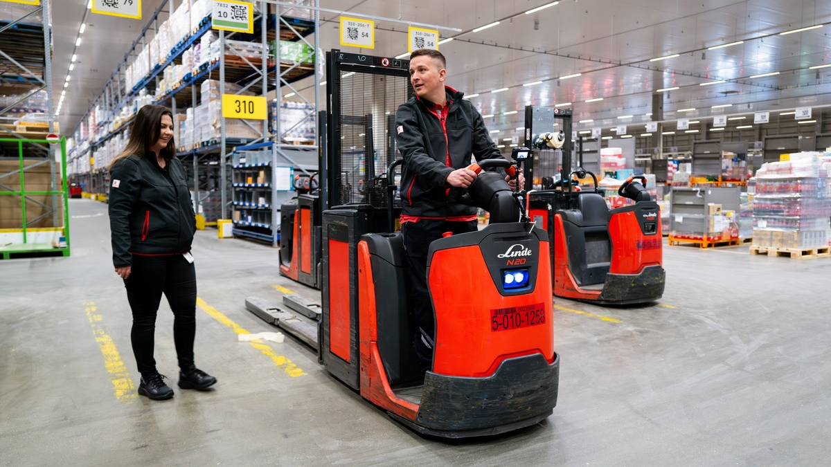 Influencer Hey Aaron!!! tritt zum Praktikum bei Kaufland in der Logistik an - Foto: presseportal.de
