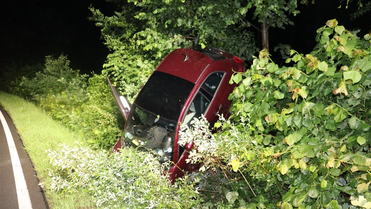 POL-HF: Fiat landet im Straßengraben - 26-Jähriger fährt unter Alkoholeinfluss - Foto: presseportal.de