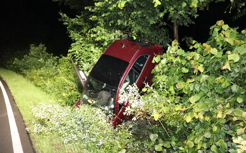 POL-HF: Fiat landet im Straßengraben - 26-Jähriger fährt unter Alkoholeinfluss - Foto: presseportal.de
