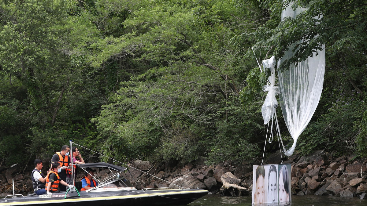 Südkoreanische Polizeibeamte sammeln einen hängengebliebenen Ballon ein (Archivbild). - Foto: Yang Ji-Woong/Yonhap/dpa