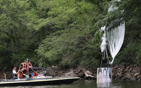 Südkoreanische Polizeibeamte sammeln einen hängengebliebenen Ballon ein (Archivbild). - Foto: Yang Ji-Woong/Yonhap/dpa