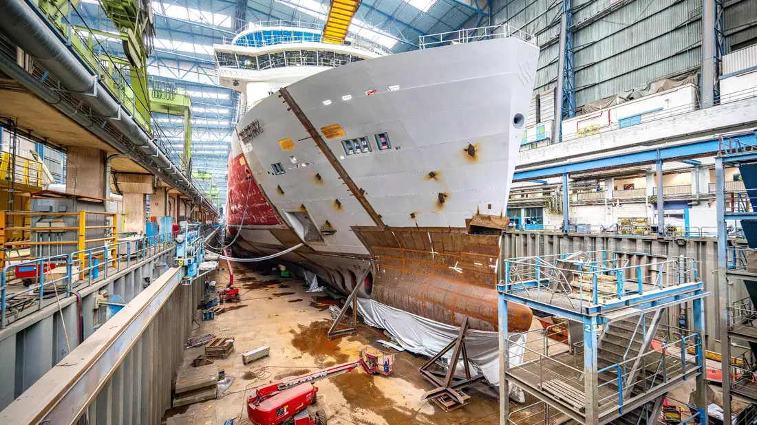 Das Kreuzfahrtschiff Silver Ray in einer Halle der Meyer Werft. - Bild: Sina Schuldt/dpa