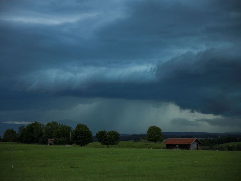 Dunkle Gewitterwolken hängen über der  Landschaft in Penzberg (Oberbayern). Der Deutsche Wetterdienst hat vor Unwettern in weiten Teilen Süddeutschlands gewarnt. - Foto: Alexander Wolf/dpa
