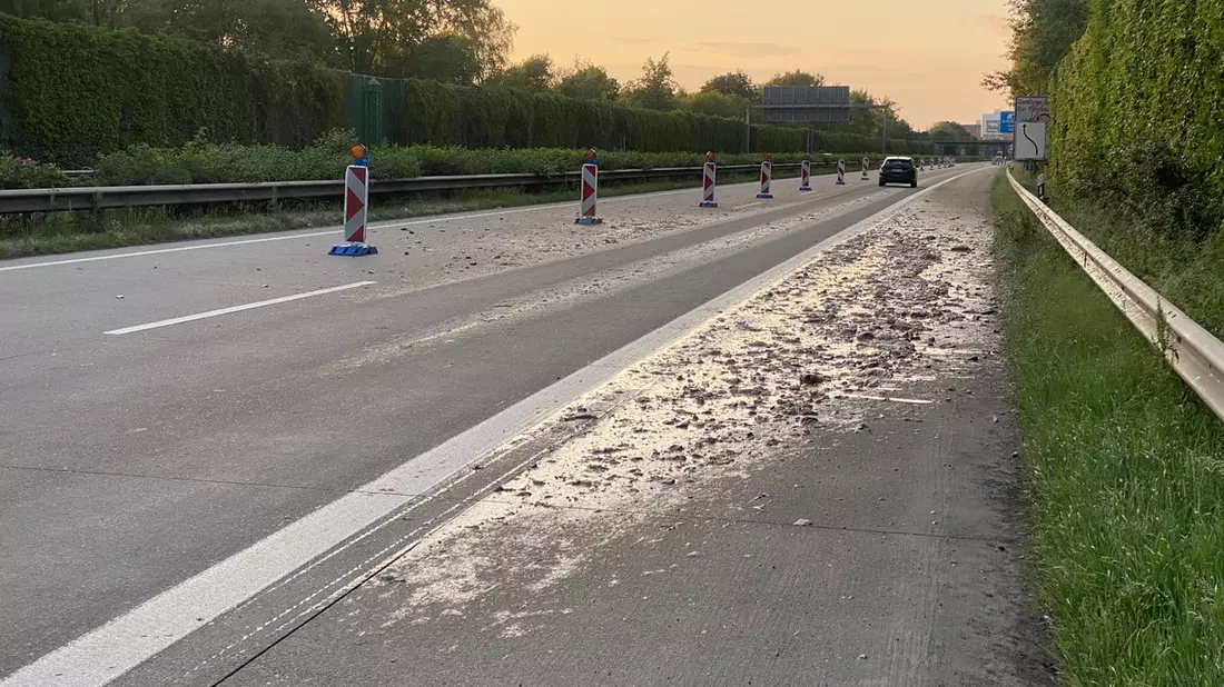 POL-CUX: Sattelzug verliert Ladung (Fischabfälle) auf der BAB - Fahrbahn muss lange gesperrt und aufwändig gereignet werden (Lichtbilder in der Anlage) - Bild: presseportal.de
