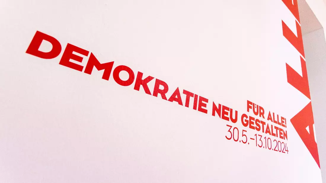 Die Bundeskunsthalle in Bonn zeigt die Ausstellung «Für alle! Demokratie neu gestalten» bis zum 13.10.2024. - Bild: Thomas Banneyer/dpa