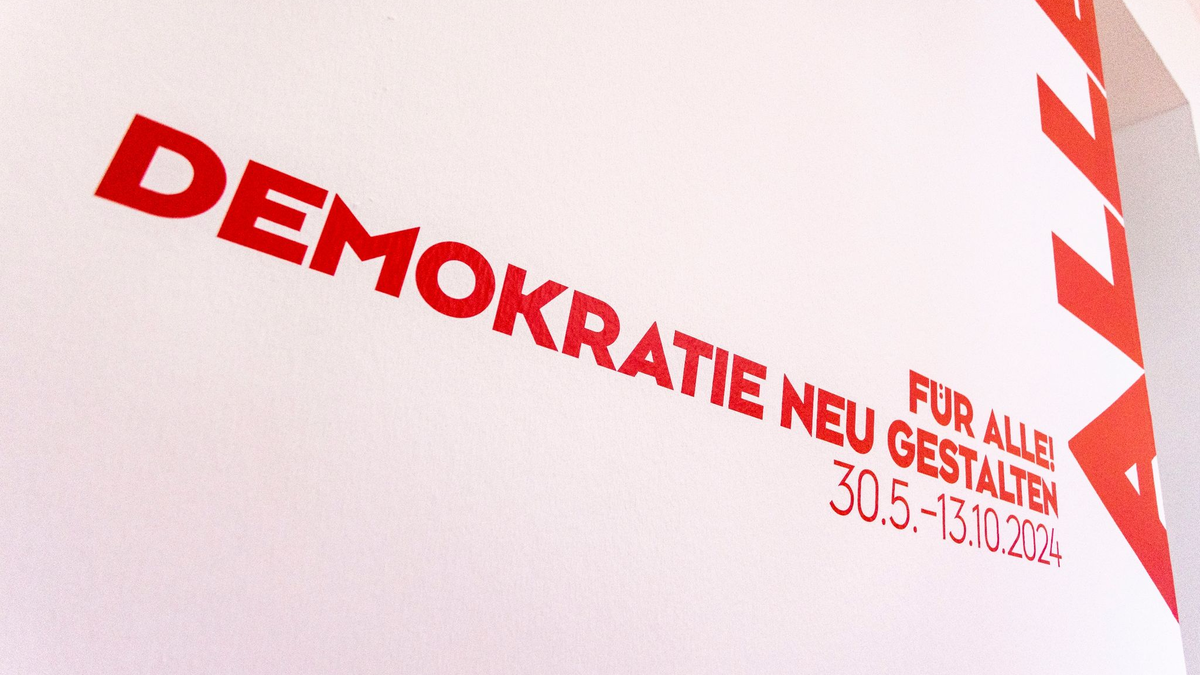 Die Bundeskunsthalle in Bonn zeigt die Ausstellung «Für alle! Demokratie neu gestalten» bis zum 13.10.2024. - Foto: Thomas Banneyer/dpa