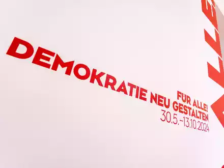 Die Bundeskunsthalle in Bonn zeigt die Ausstellung «Für alle! Demokratie neu gestalten» bis zum 13.10.2024. - Foto: Thomas Banneyer/dpa