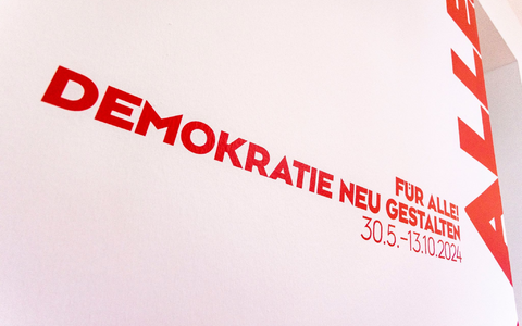 Die Bundeskunsthalle in Bonn zeigt die Ausstellung «Für alle! Demokratie neu gestalten» bis zum 13.10.2024. - Foto: Thomas Banneyer/dpa