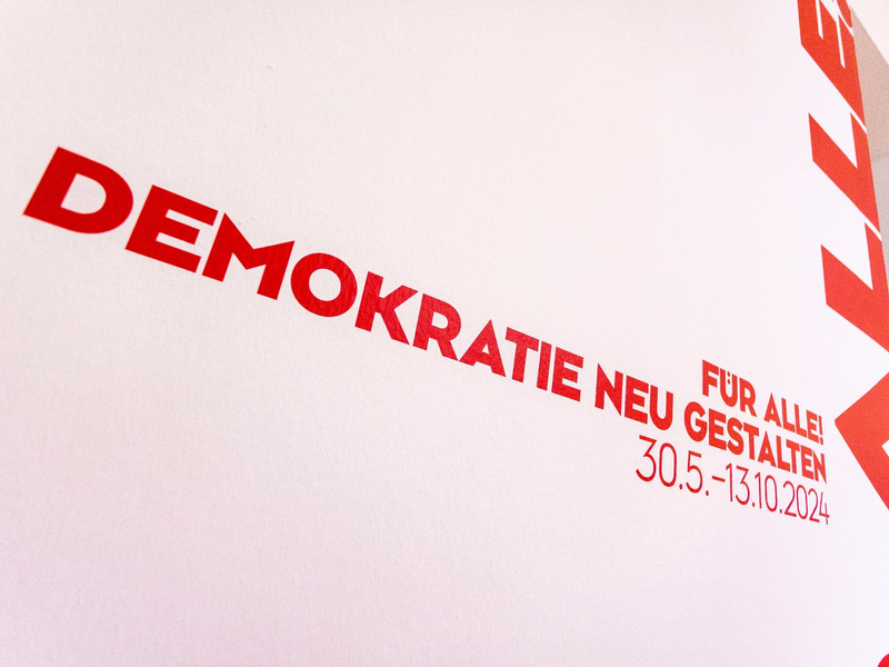 Die Bundeskunsthalle in Bonn zeigt die Ausstellung «Für alle! Demokratie neu gestalten» bis zum 13.10.2024. - Foto: Thomas Banneyer/dpa