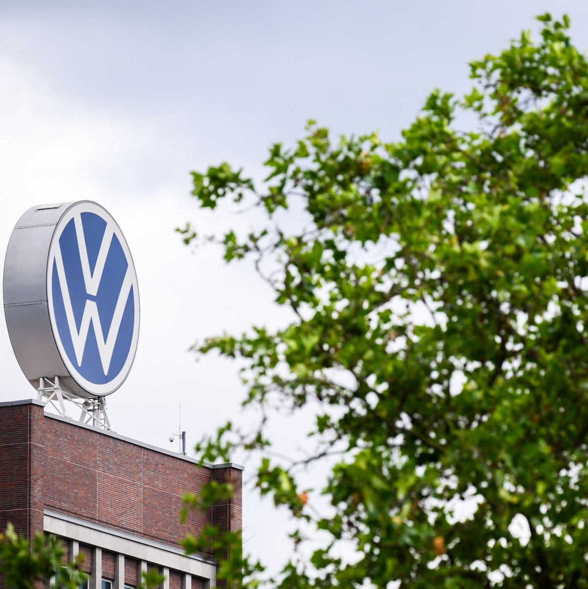 VW steuert auf einen neuen Konflikt mit dem Betriebsrat zu: Um die Kosten zu senken, will der Konzern Werksschließungen und Entlassungen nicht kehr ausschließen. - Foto: Julian Stratenschulte/dpa