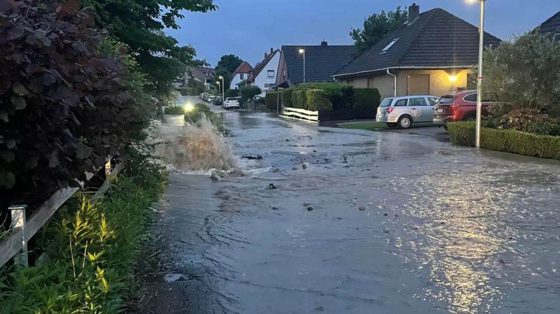POL-CUX: Wasserrohrbruch in Langen sorgt für überflutete Straße (Lichtbild in der Anlage) - Bild: presseportal.de