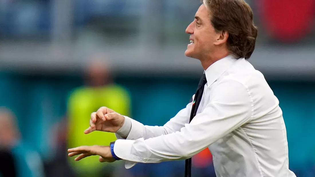Italiens Trainer Roberto Mancini gibt Anweisungen. - Bild: Alessandra Tarantino/AP Pool/dpa