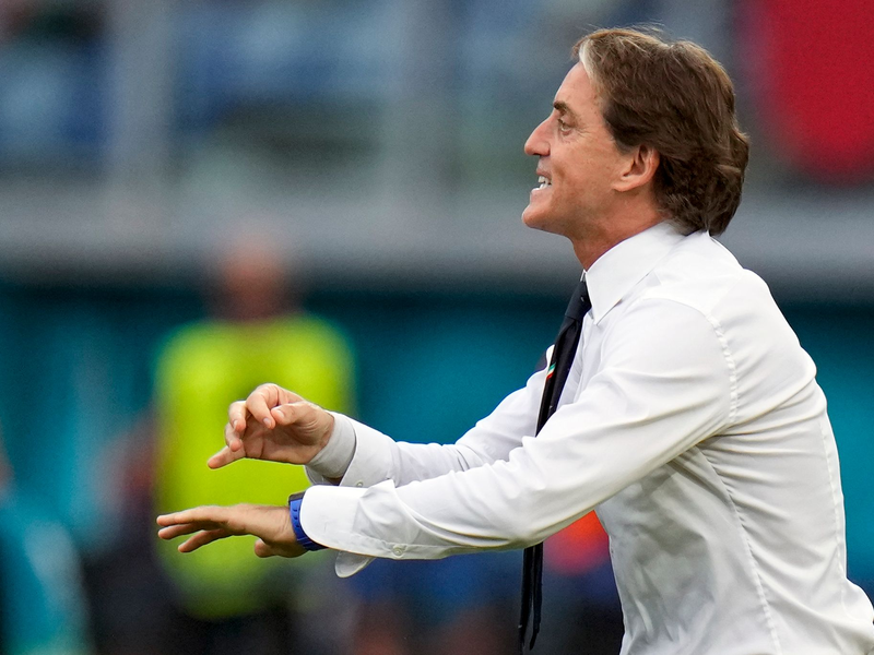 Italiens Trainer Roberto Mancini gibt Anweisungen. - Foto: Alessandra Tarantino/AP Pool/dpa
