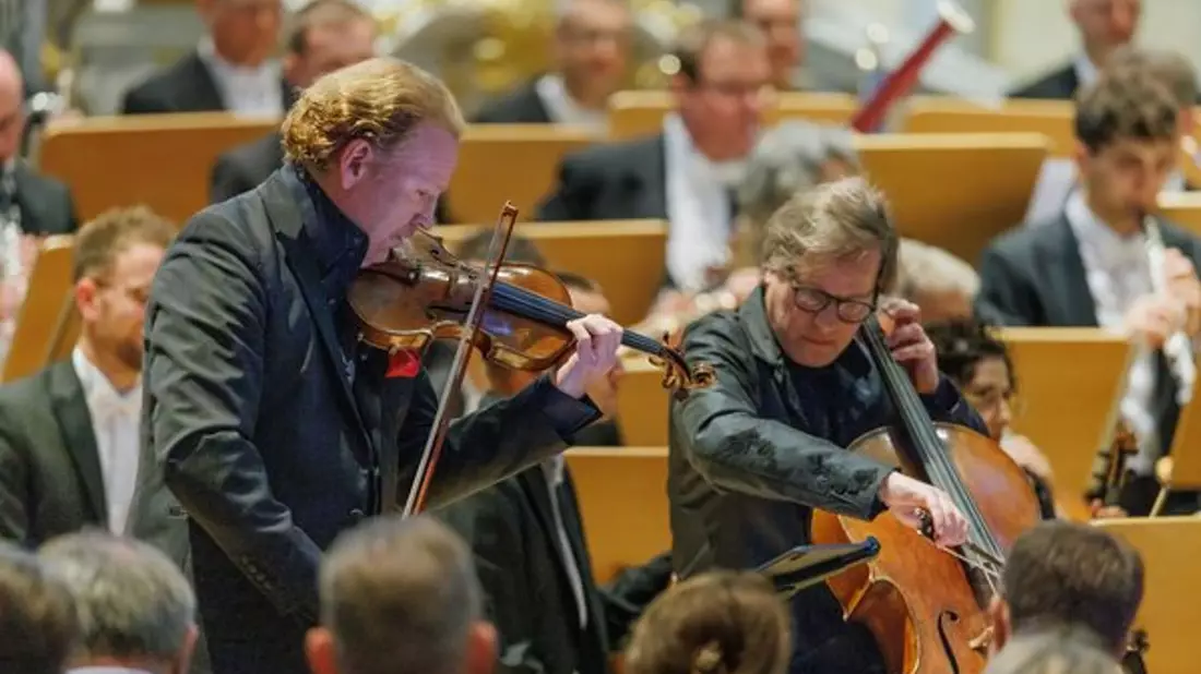 Geiger Daniel Hope und Cellist Jan Vogler spielen in der Dresdner Frauenkirche im Duett. - Bild: Oliver Killig/Dresdner Musikfestspiele /dpa
