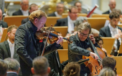 Geiger Daniel Hope und Cellist Jan Vogler spielen in der Dresdner Frauenkirche im Duett. - Foto: Oliver Killig/Dresdner Musikfestspiele /dpa