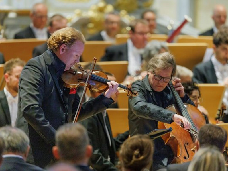 Geiger Daniel Hope und Cellist Jan Vogler spielen in der Dresdner Frauenkirche im Duett. - Foto: Oliver Killig/Dresdner Musikfestspiele /dpa