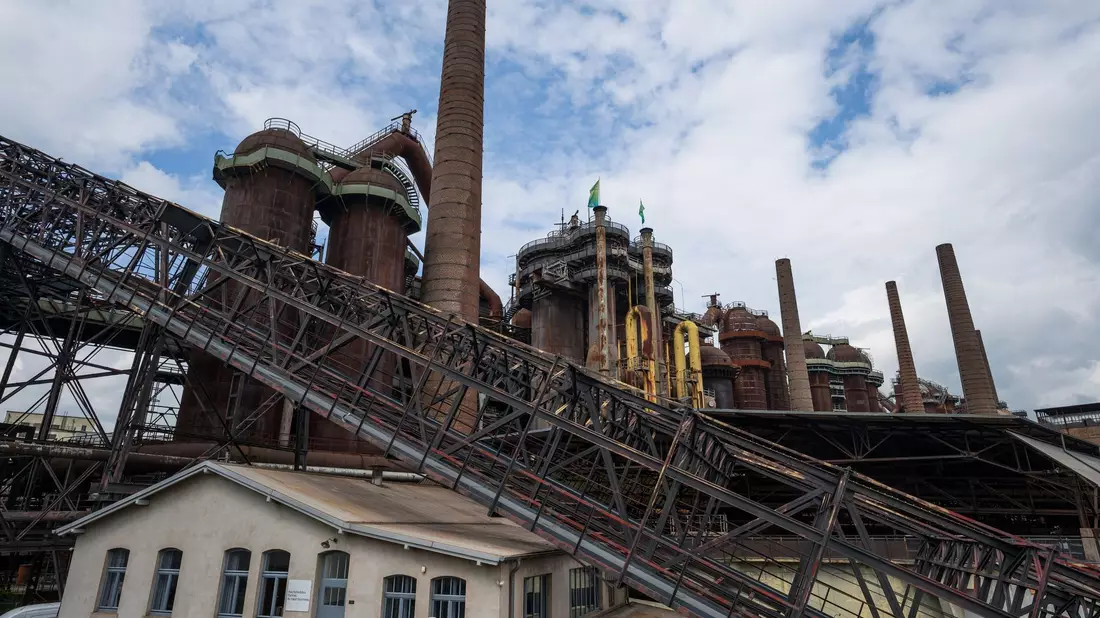 Das Weltkulturerbe Völklinger Hütte. Die Völklinger Hütte ist das einzige vollständig erhaltene Eisenwerk, das in die Welterbeliste der Unesco aufgenommen wurde. - Bild: Oliver Dietze/dpa