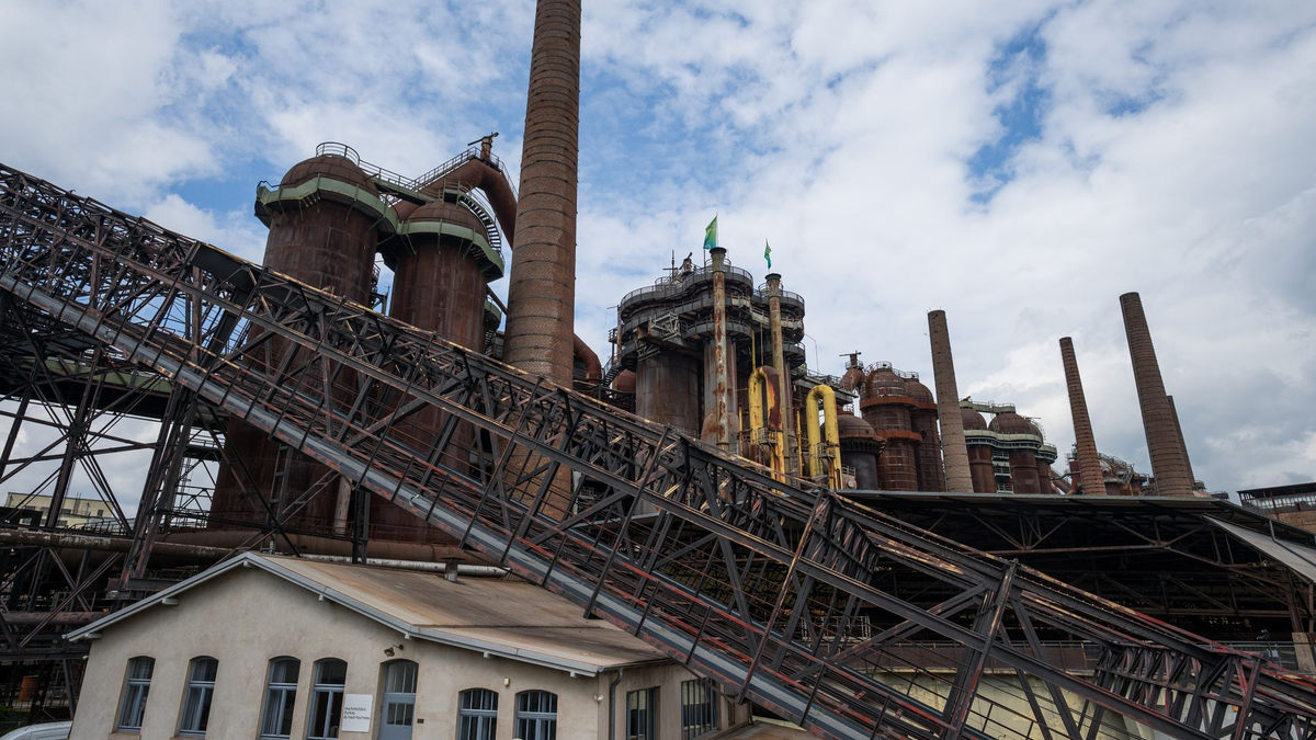 Das Weltkulturerbe Völklinger Hütte. Die Völklinger Hütte ist das einzige vollständig erhaltene Eisenwerk, das in die Welterbeliste der Unesco aufgenommen wurde. - Foto: Oliver Dietze/dpa