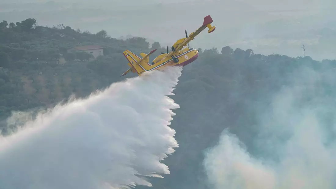 Ein Löschflugzeug im Einsatz. In Griechenland hat nun bei Übungsflügen ein Pilot seine tonnenschwere Wasserladung über einem Hotel abgelassen. (Symbolbild) - Bild: Alessandro Tocco/LaPresse via AP/dpa
