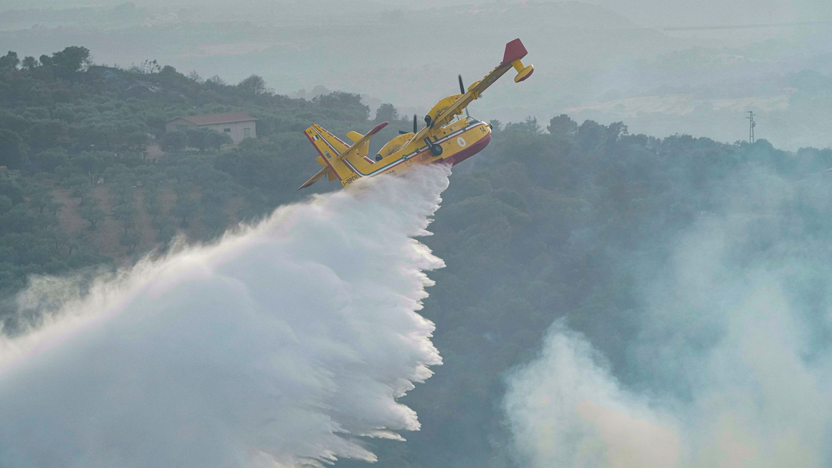 Ein Löschflugzeug im Einsatz. In Griechenland hat nun bei Übungsflügen ein Pilot seine tonnenschwere Wasserladung über einem Hotel abgelassen. (Symbolbild) - Foto: Alessandro Tocco/LaPresse via AP/dpa