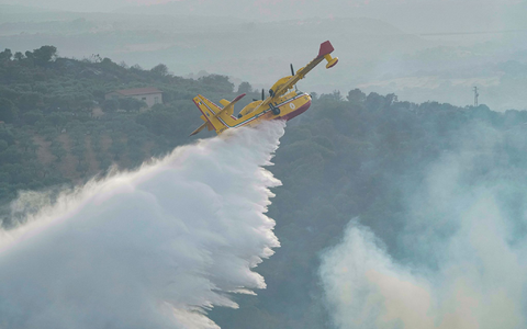 Ein Löschflugzeug im Einsatz. In Griechenland hat nun bei Übungsflügen ein Pilot seine tonnenschwere Wasserladung über einem Hotel abgelassen. (Symbolbild) - Foto: Alessandro Tocco/LaPresse via AP/dpa