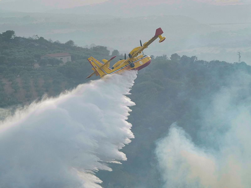 Ein Löschflugzeug im Einsatz. In Griechenland hat nun bei Übungsflügen ein Pilot seine tonnenschwere Wasserladung über einem Hotel abgelassen. (Symbolbild) - Foto: Alessandro Tocco/LaPresse via AP/dpa