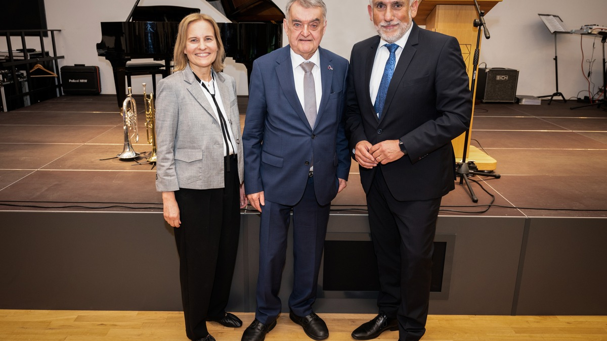 POL-BO: Staffelstabübergabe: Christine Frücht ist neue Polizeipräsidentin für Bochum, Herne und Witten - Foto: presseportal.de