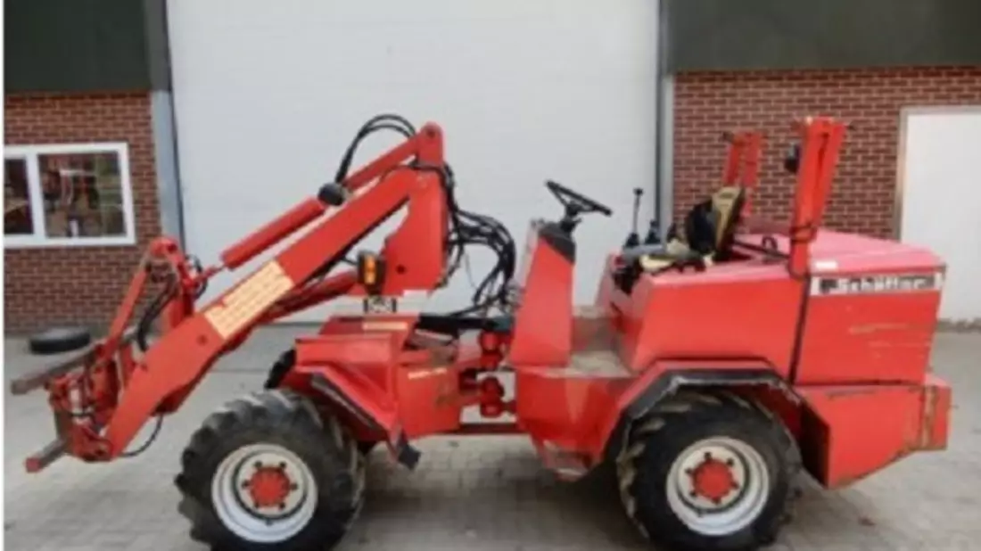 POL-CUX: Hoflader in Heerstedt-Lohe entwendet (Lichtbild in der Anlage) - Bild: presseportal.de