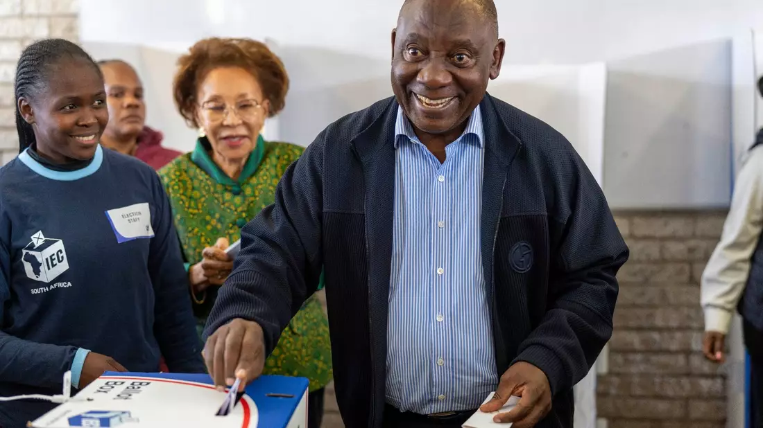 Südafrikas Präsident Cyril Ramaphosa ist von dem neu gewählten Parlament des Landes für eine zweite Amtszeit bestätigt worden. - Bild: Jerome Delay/AP/dpa