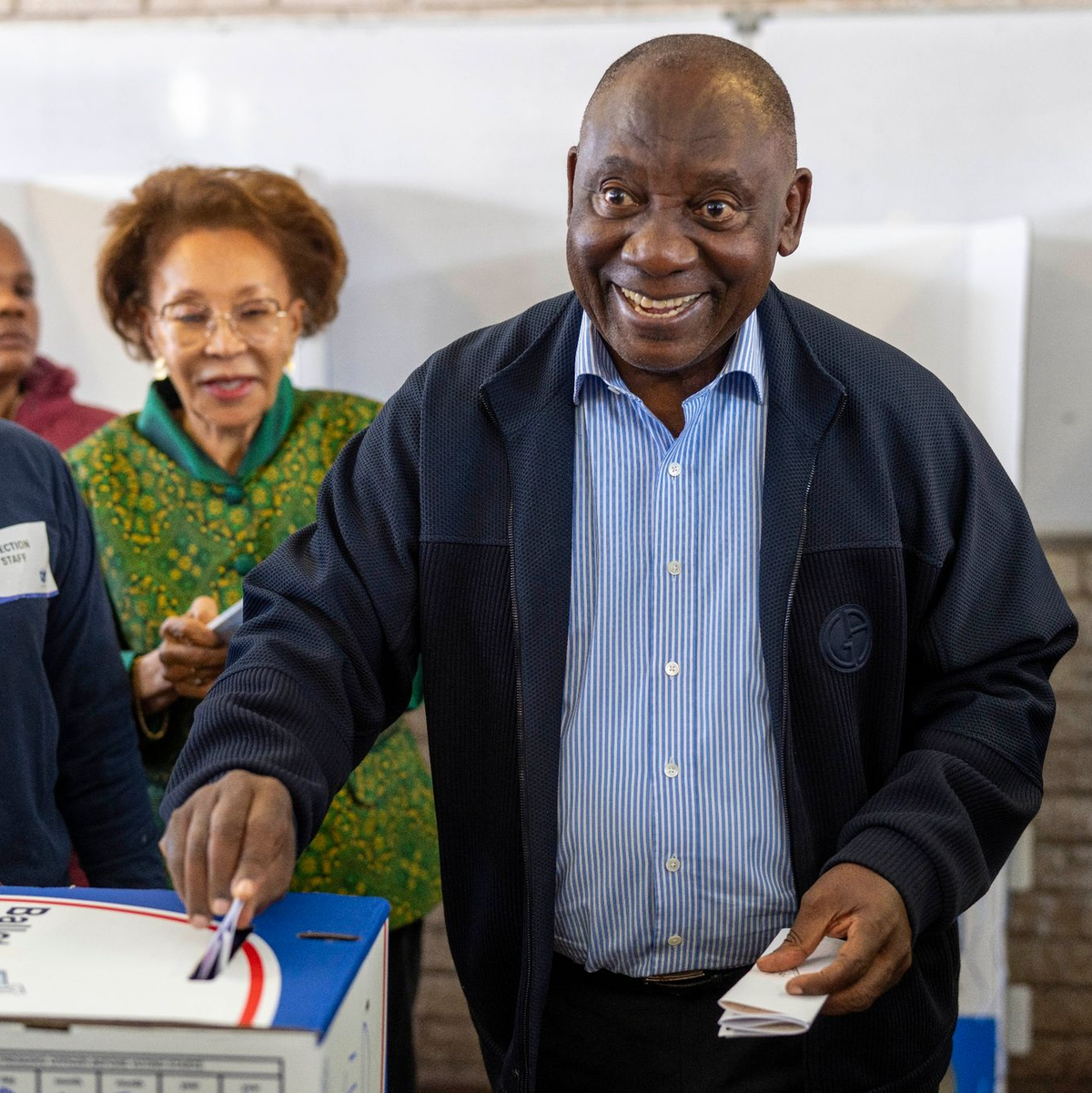 Südafrikas Präsident Cyril Ramaphosa ist von dem neu gewählten Parlament des Landes für eine zweite Amtszeit bestätigt worden. - Foto: Jerome Delay/AP/dpa