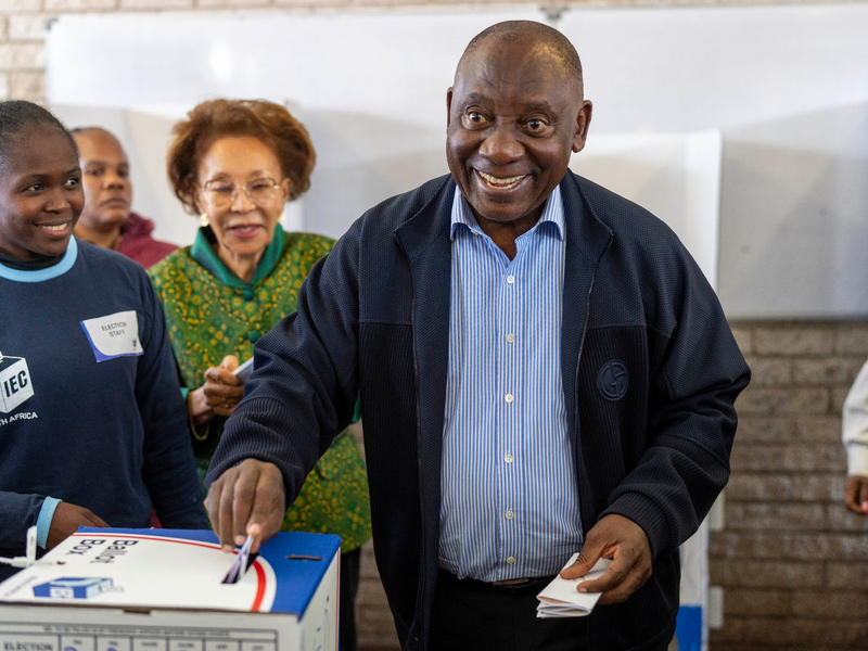 Der südafrikanische Präsident Cyril Ramaphosa während seiner Stimmagabe in Soweto. - Foto: Jerome Delay/AP/dpa