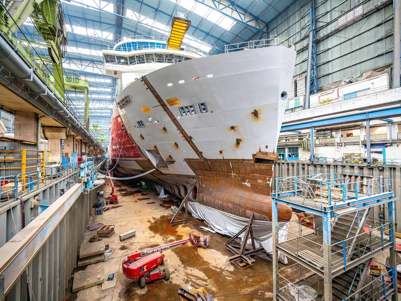 Das Kreuzfahrtschiff «Silver Ray» in einer Halle der Meyer Werft (Archivbild). - Foto: Sina Schuldt/dpa