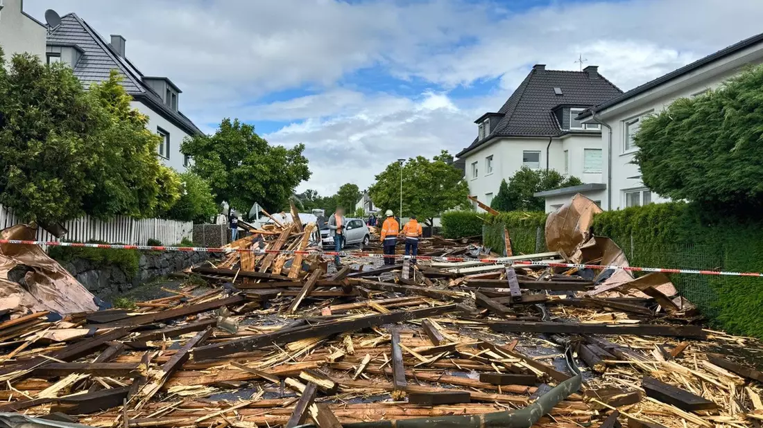 Trümmer des Kirchturmdaches liegen auf der Straße: Der Dachstuhl wurde nun völlig zerstört. - Bild: Alex Talash/dpa