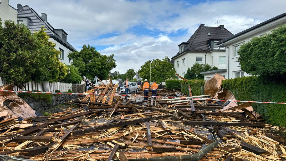 Trümmer des Kirchturmdaches liegen auf der Straße: Der Dachstuhl wurde nun völlig zerstört. - Foto: Alex Talash/dpa
