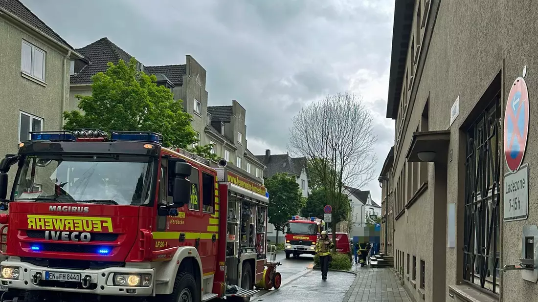 FW-EN: Kleinbrand im Industriebetrieb - Behältnis wurde ins Freie transportiert. - Bild: presseportal.de