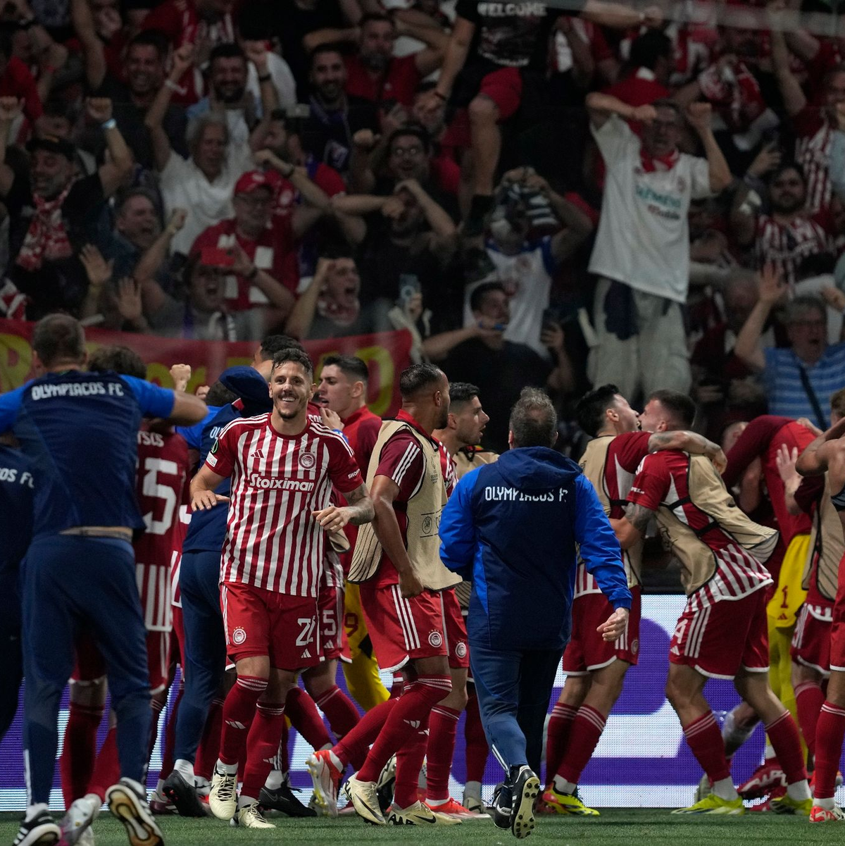 Später Jubel in der 116. Minute: Piräus ist nach der AS Rom und West Ham United der dritte Titelträger in dem jungen Wettbewerb. - Foto: Thanassis Stavrakis/AP